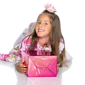 带礼物的小女孩 庆典 树 漂亮的 女儿 盒子 假期 灯图片