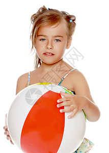 穿泳装的小女孩穿泳衣 带球的小女孩 水 聆听 假期 贞洁 自然背景