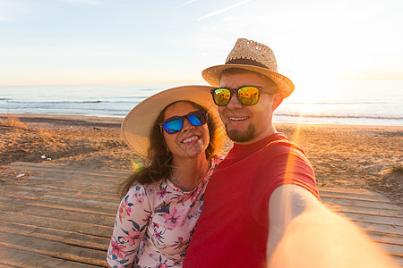 旅行 暑假和假期概念-可爱的情侣在海滩上自拍 自然 太阳镜图片