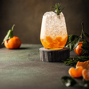 新鲜鸡尾酒 冰 迷迭香和橘子粉碎 橙子 圣诞节图片