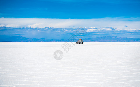 玻利维亚的阳光风景和汽车 宽的 盐堆 自然图片