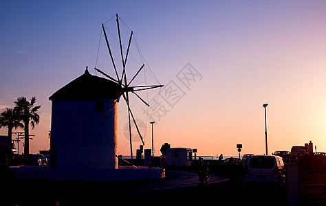 黄昏时海上传统的希腊风车图片