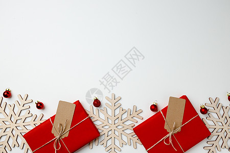 白色背景的红礼盒和圣诞面包包 弓 圣诞节 惊喜背景图片