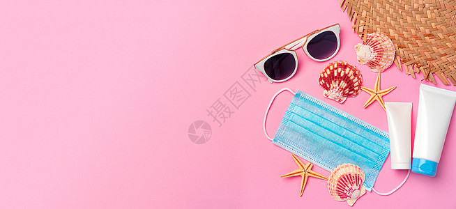 以粉红背景的防晒霜遮护医疗面罩 Corona病毒夏季概念图片