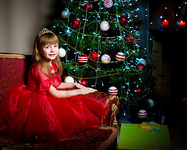 圣诞树上的那个女孩 童年 喜悦 美丽的 房间 家庭 孩子图片