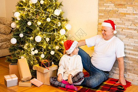 家庭 假期 世代和人的概念 — 带着祖父的微笑女孩在家装饰圣诞树 老的 孩子图片