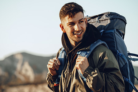 年轻的天主教男子旅行者 在山上徒步旅行 背着大背包在山上远足 森林 冒险图片