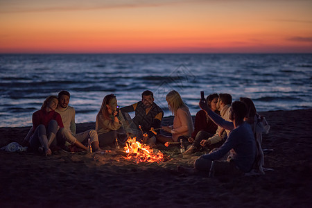 一群朋友在海滩上享受营火 情怀 浪漫 篝火图片