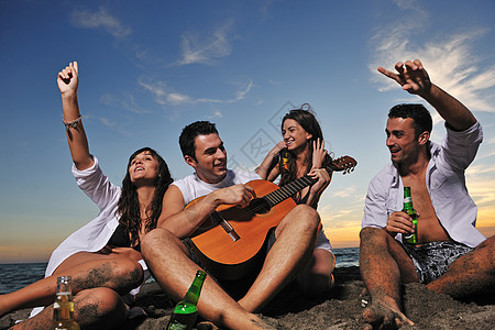 街头吉他海滩派对 男性 假期 迪斯科 友谊 支撑 青年 青少年 晚上背景