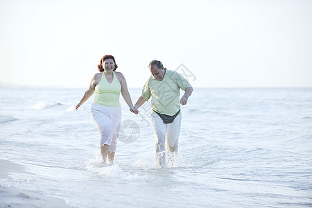 老人散步快乐的老人情侣在海滩上 漂亮的 微笑 浪漫 退休 户外背景
