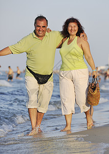 老人散步快乐的老人情侣在海滩上 爱 成熟 退休 妻子 男人背景