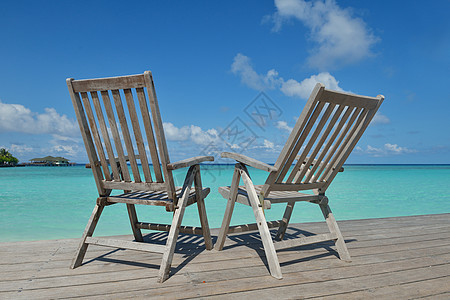 热带热带沙滩椅 晴天 泻湖 酒店 水 海岸线 伞图片