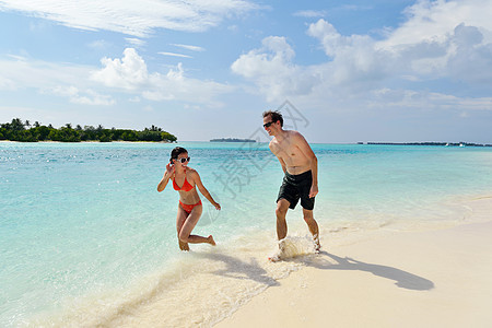 快乐的年轻情侣在海滩上玩得开心 生活 美丽的 美丽图片