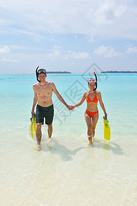 快乐的年轻情侣在海滩上玩得开心 女孩 爱 生活背景图片