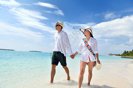 快乐的年轻情侣在海滩上玩得开心 生活 美丽 马尔代夫图片