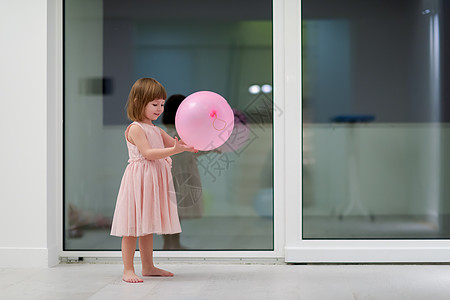可爱的小女孩玩气球 女性 喜悦 女儿 漂亮的 生日 窗户图片