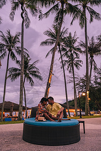 泰国日落时夜间有棕榈树的豪华游泳池 海 奢华图片