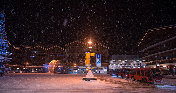 阿尔卑斯山村的雪地街道 旅游 寒冷的 滑雪 高山 美丽的图片