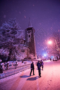 阿尔卑斯山村的雪地街道 滑雪 旅行 建筑学 高山 寒冷的图片