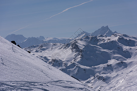 寒冬美丽的山地风景 雪 全景 欧洲 滑雪 太阳图片