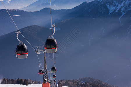 滑雪度假胜地的gondola电梯 滑雪道 空气图片