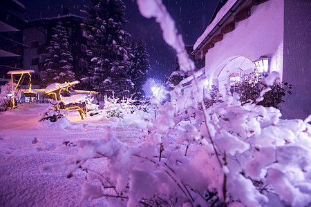 阿尔卑斯山村的雪地街道 城市 旅行 旅游 镇 冬天图片