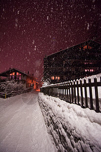 阿尔卑斯山村的雪地街道 冬天 自然 寒冷的 高山 建筑学图片