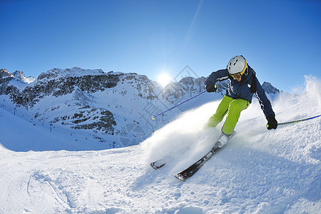 在阳光明媚的日子里 冬季在清雪上滑雪 乐趣图片