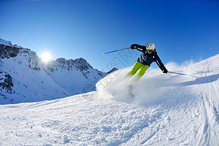 在阳光明媚的日子里 冬季在清雪上滑雪 山图片