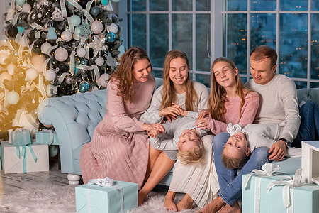 大家庭快乐 有很多孩子在圣诞节前夕 在圣诞树附近的沙发上玩得开心的 客厅 幸福图片