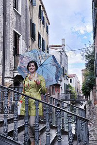 威尼斯美丽的女人 漂亮的 浪漫的 游客 伞 雨背景图片