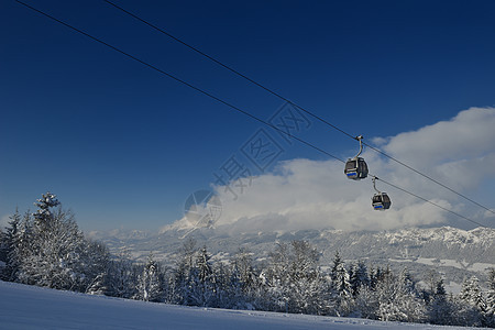 阿尔卑斯山的滑雪电梯贡多拉 天线 缆车 闲暇 欧洲图片