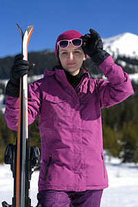 冬季妇女滑雪 美丽 阿尔卑斯山 旅行 娱乐 运动 寒冷的 训练图片