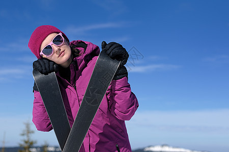 冬季妇女滑雪 美丽 天空 阿尔卑斯山 太阳 时尚图片