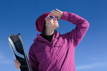冬季妇女滑雪 滑雪者 微笑 山 运动 衣服 时尚图片