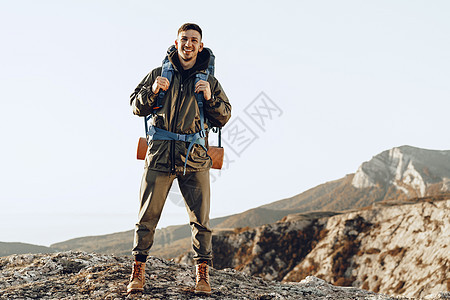 年轻的天主教男子旅行者 在山上徒步旅行 背着大背包在山上远足 夏天 男性图片