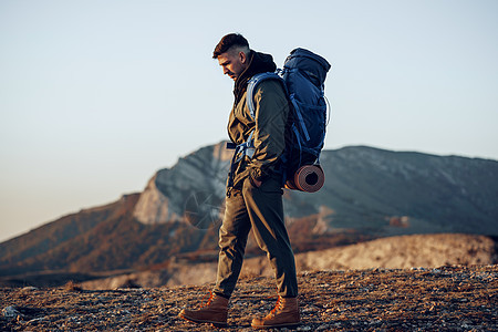 年轻的天主教男子旅行者 在山上徒步旅行 背着大背包在山上远足 放松 运动图片