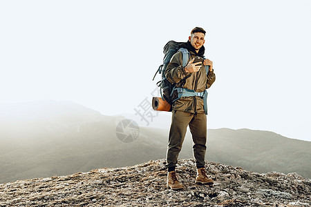 年轻的天主教男子旅行者 在山上徒步旅行 背着大背包在山上远足 自由 岩石图片