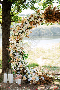 婚礼仪式区 森林中草原上有干鲜花 花束 装饰的图片