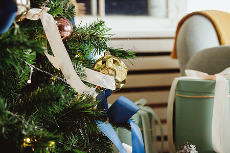 圣诞树上有蓝色和金色的玩具 客厅里的圣诞树 装饰着蓝色饰品和花环 树下有很多礼物 冬季假期 愿望 购物图片