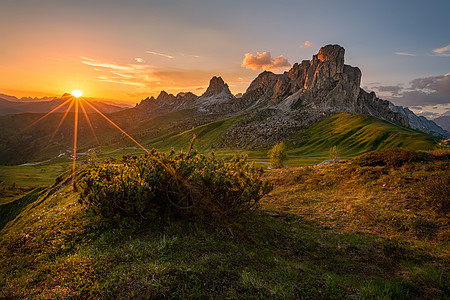 意大利多洛米特岛Dolomites 月夏在日落 欧洲 贝卢诺图片