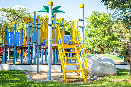 游乐场儿童公园院子里的多彩游乐场 公共公园的儿童隧道和滑轮 滑动 游乐区背景