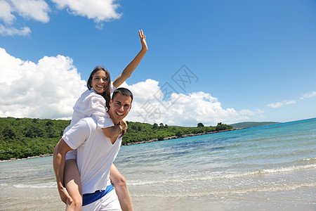快乐的年轻情侣在海滩上玩得开心 爱 生活 乐趣背景图片