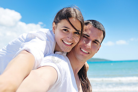 幸福的情侣在沙滩上玩得开心 旅行 假期 生活 美丽的图片