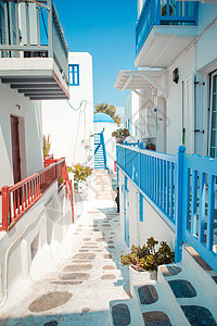岛上狭小的街道 在希腊有蓝阳台 楼梯和花朵 欧洲 建造图片