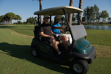 赛道上驾驶推车的高尔夫球运动员 退休 越野车 爱好图片