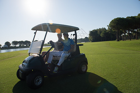 赛道上驾驶推车的高尔夫球运动员 爱好 训练 竞赛图片