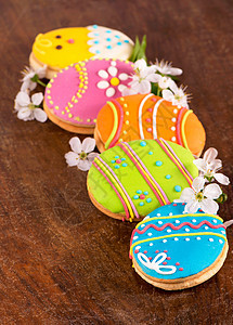复活节装饰品由姜饼 春花和复活节鸡蛋制成 糕点图片