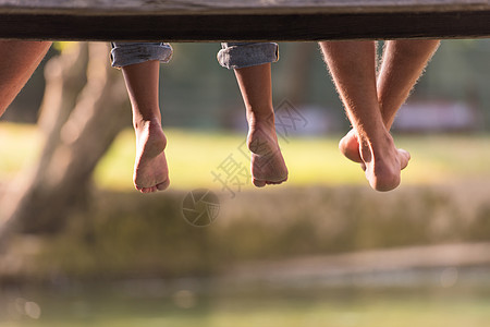 坐在木桥上的人 假期 旅行 脚 放松 座位 下午图片