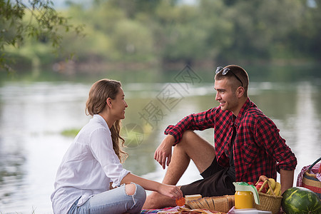 情侣在爱情中享受野餐时间 乐趣 微笑 闲暇 食物图片